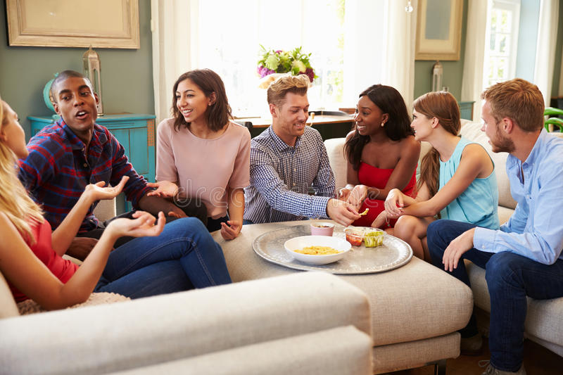 grupo de amigos que se relajan en casa en sofa together 67507173